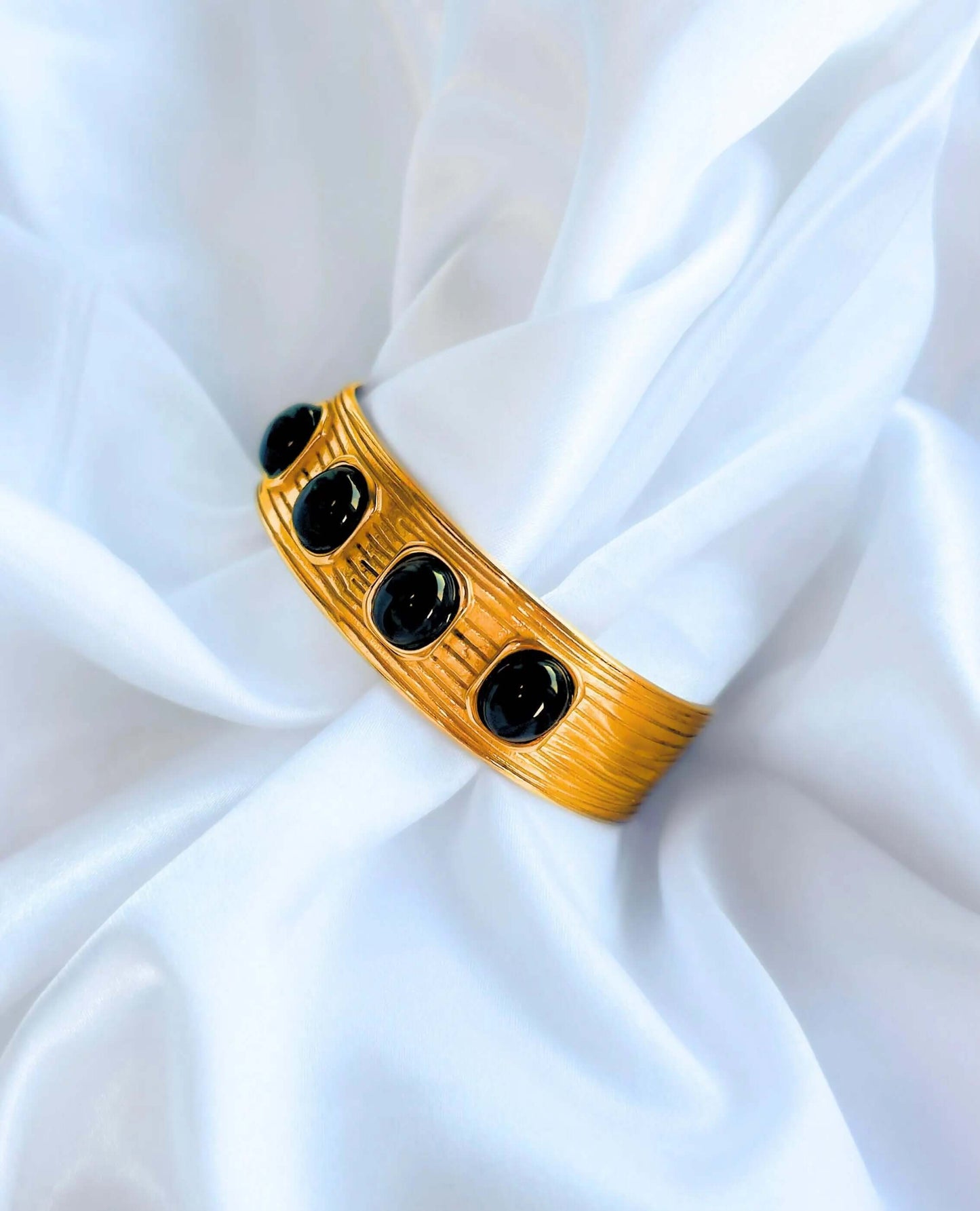 BLACK STONE BRACELET GOLDEN ECHO